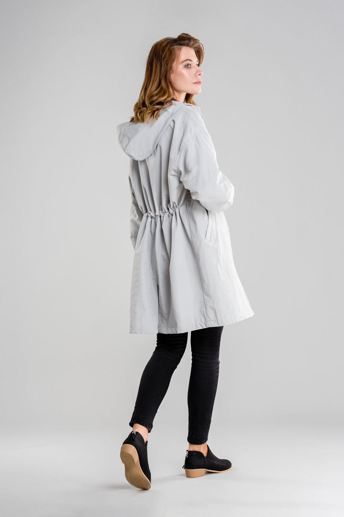 CHAQUETA CORTAVIENTOS CON CAPUCHA IMPERMEABLE DE GRAN TAMAÑO