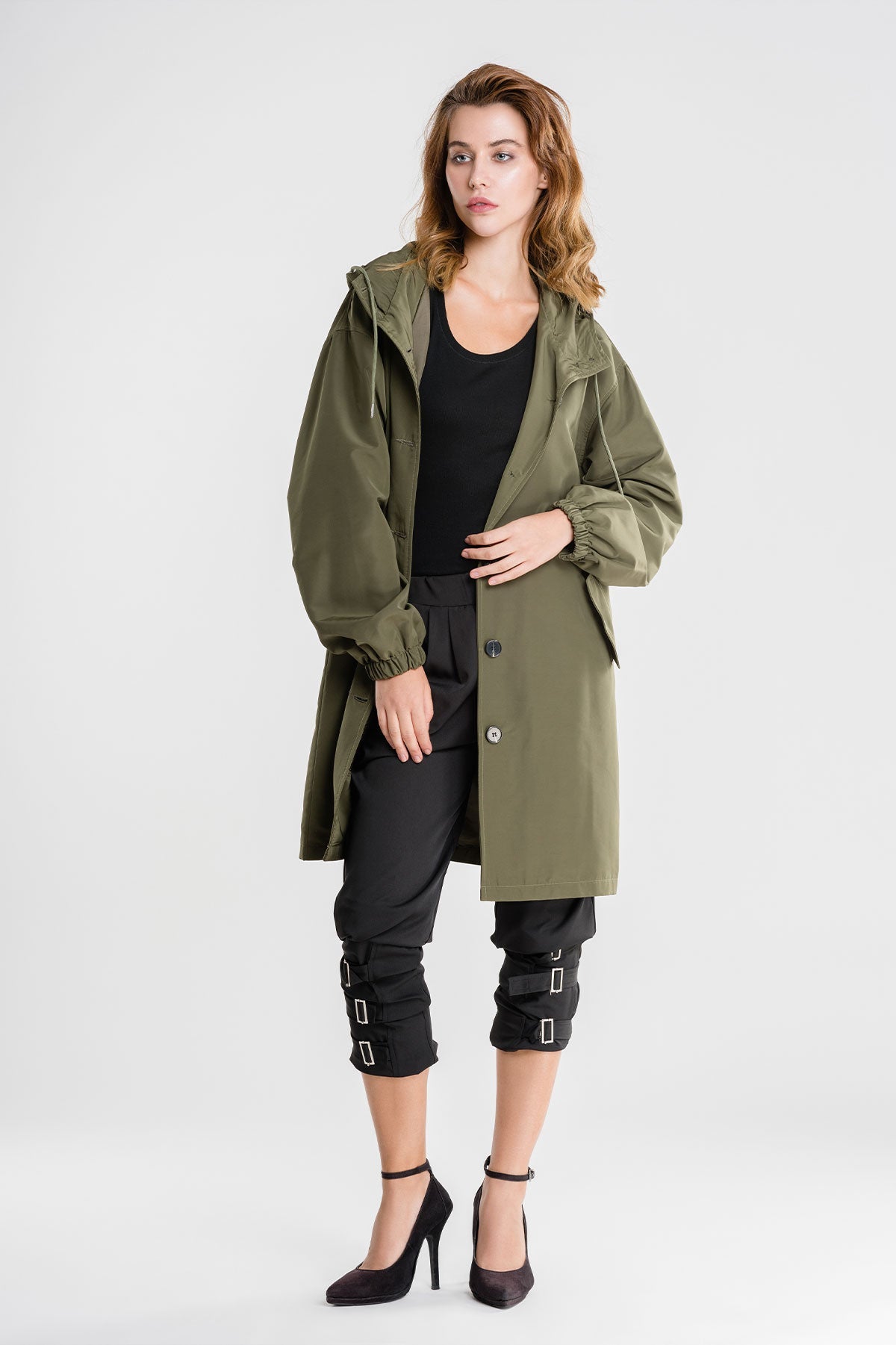 CHAQUETA CORTAVIENTOS CON CAPUCHA IMPERMEABLE DE GRAN TAMAÑO