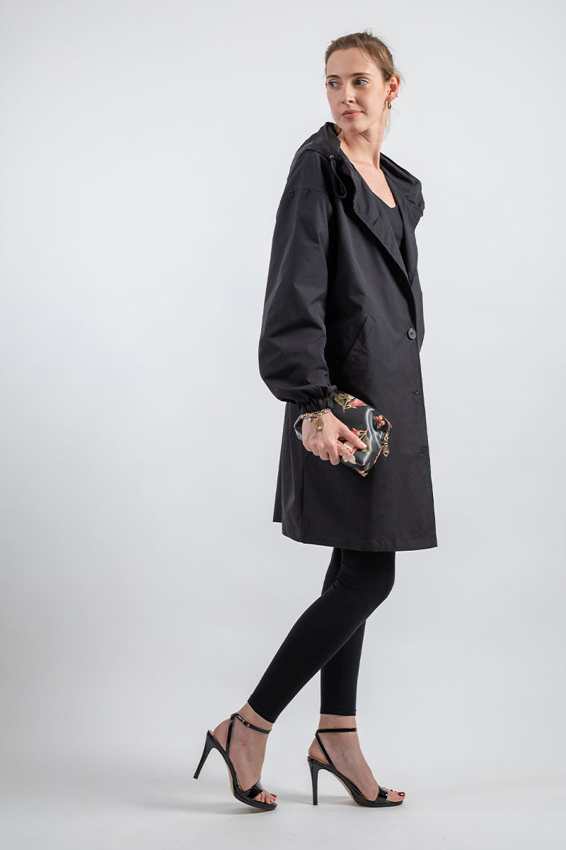 CHAQUETA CORTAVIENTOS CON CAPUCHA IMPERMEABLE DE GRAN TAMAÑO