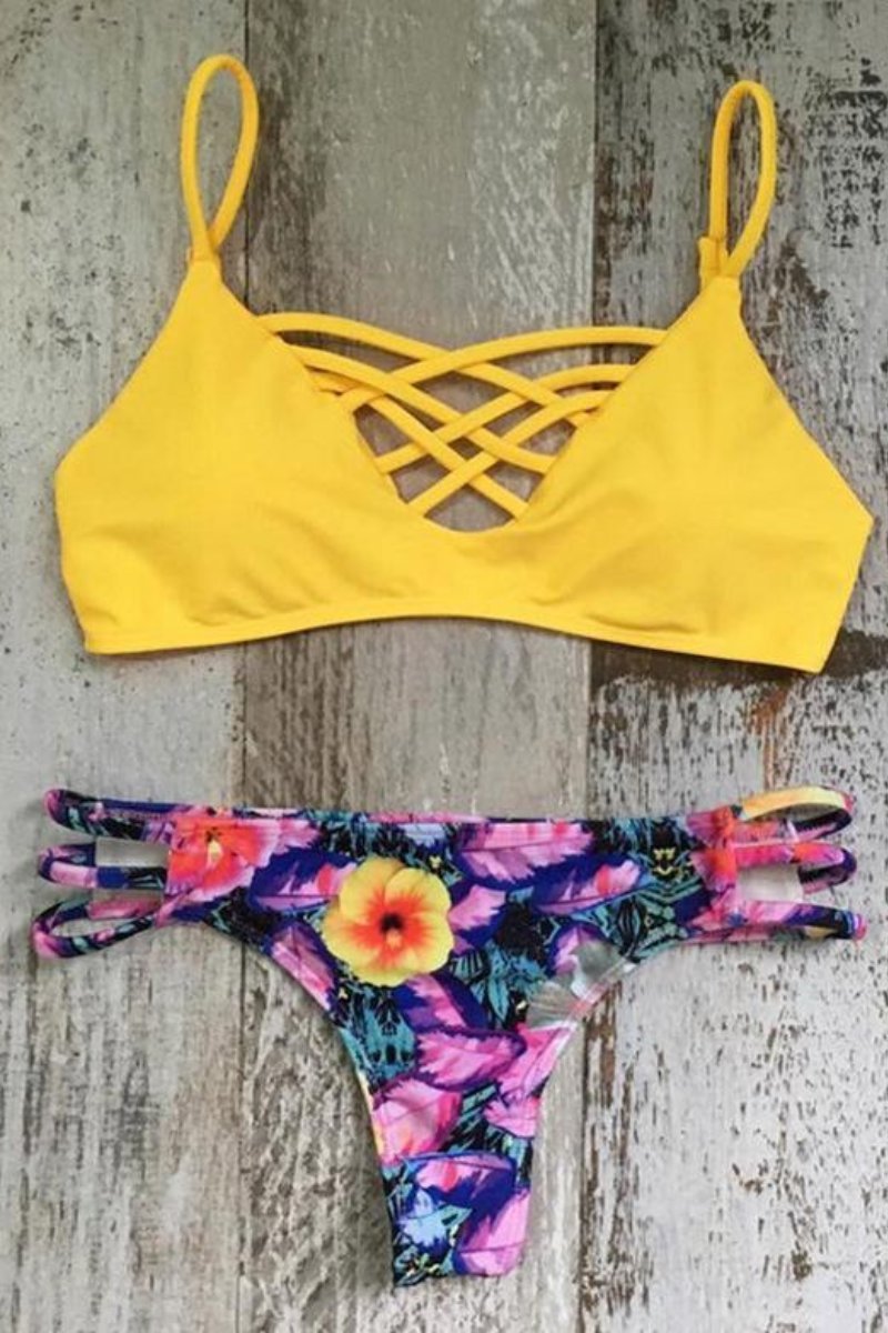 Bikini de vendaje y flores