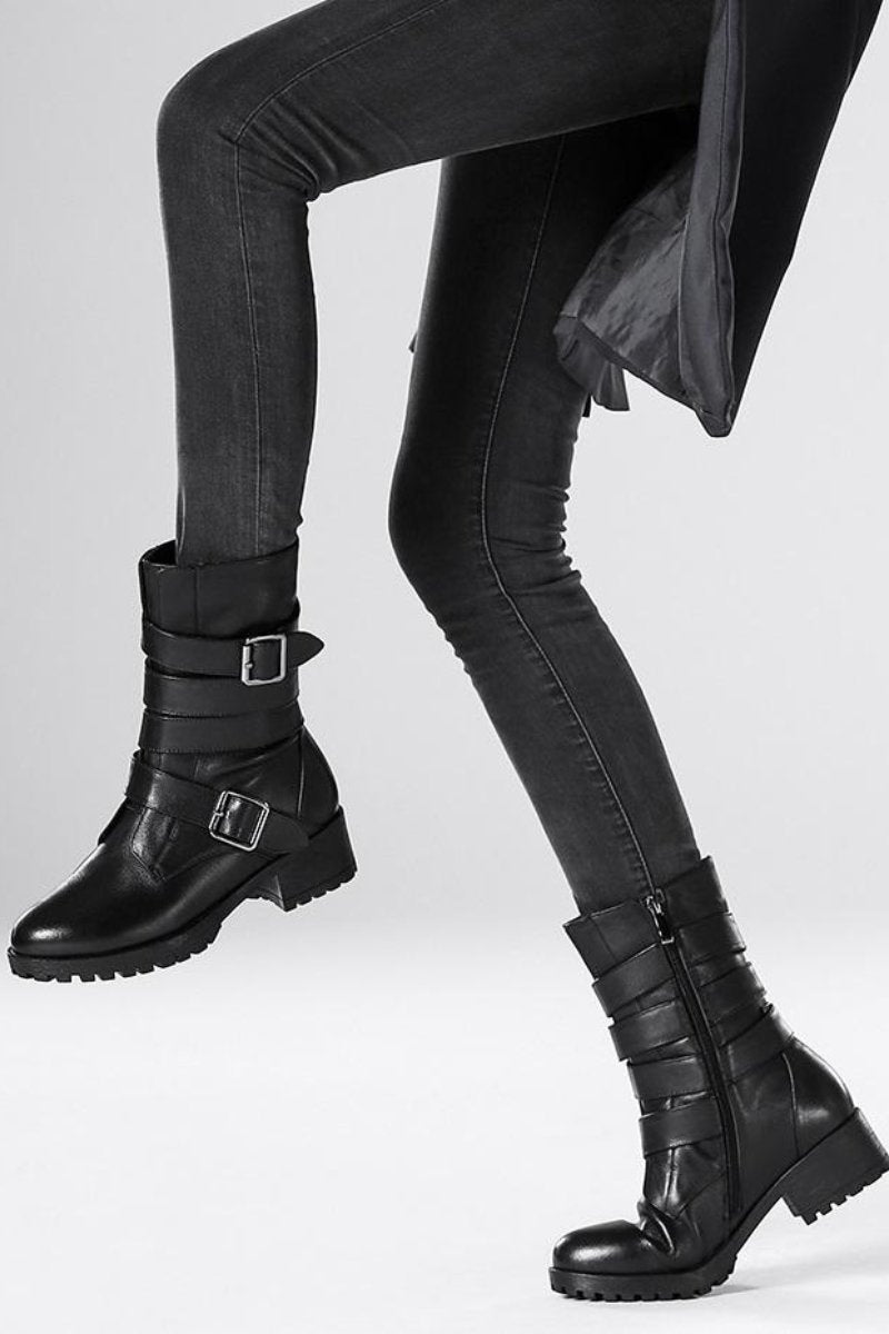 Botas con Correas Negras y Hebillas Múltiples