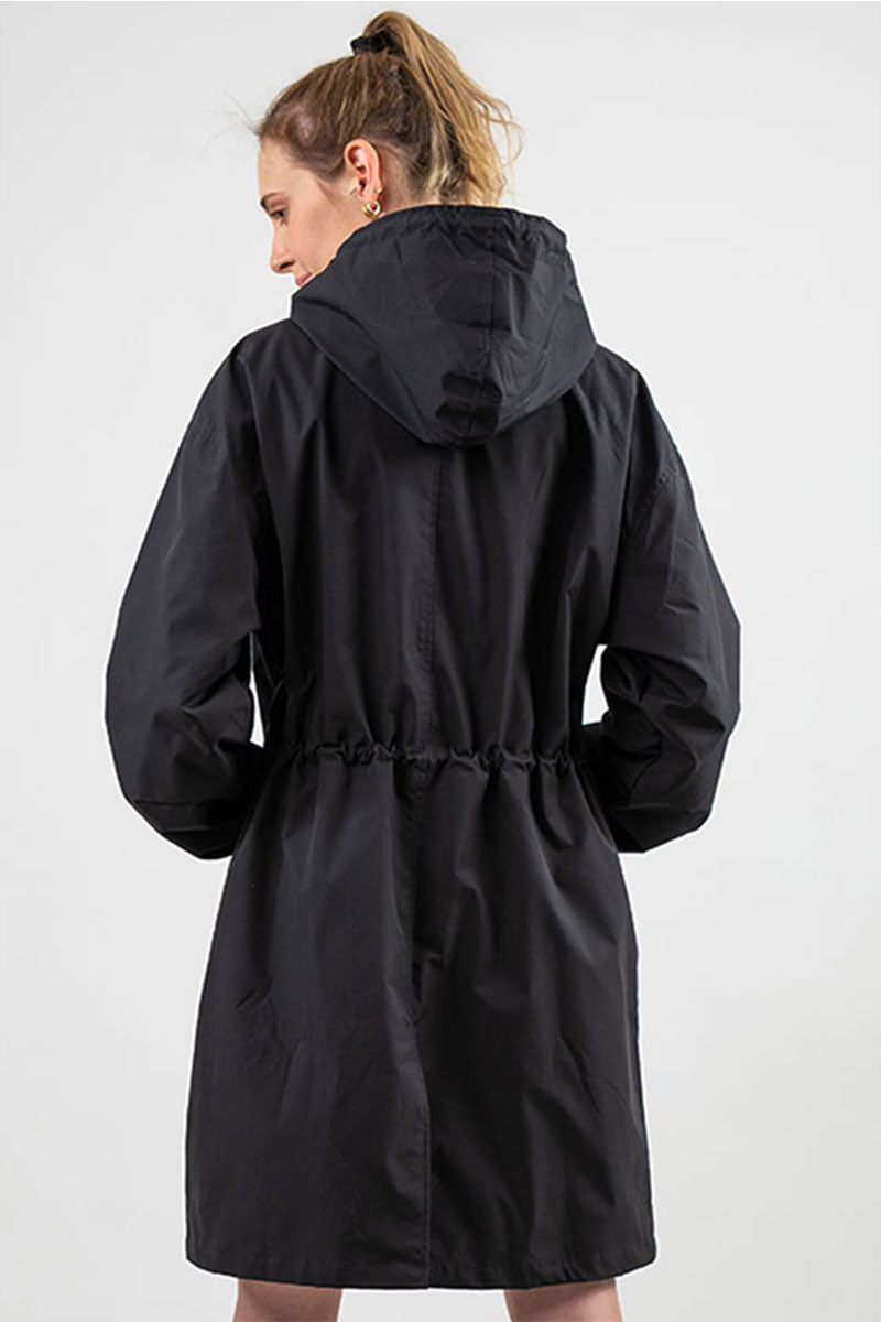 CHAQUETA CORTAVIENTOS CON CAPUCHA IMPERMEABLE DE GRAN TAMAÑO